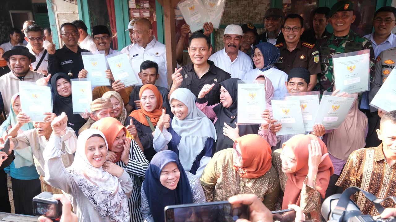 Serahkan Sertipikat Hasil PTSL di Kaki Gunung Salak, Menteri AHY Yakinkan Semua Masyarakat Miliki Kepastian Hukum Hak Atas Tanah